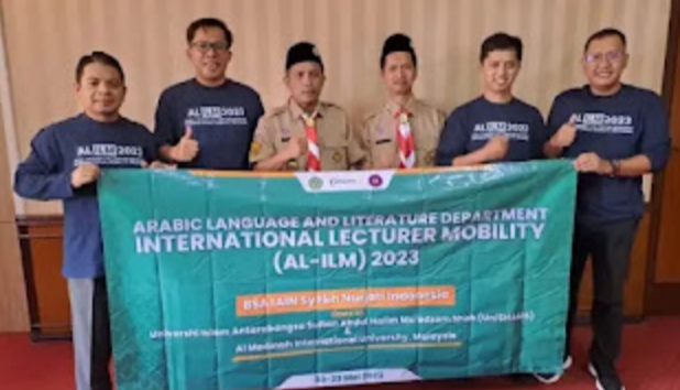 PELEPASAN. Rektor IAIN Syekh Nurjati Cirebon, Prof Dr H Aan Jaelani MAg melepas dosen Bahasa dan Sastra Arab (BSA) peserta program Arabic Language and Literature Departmen-International Lecture Mobility (AL-ILM) tahun 2023 di Malaysia, Jum'at, (19/5/2023). FOTO : SUWANDI/RAKYAT CIREBON