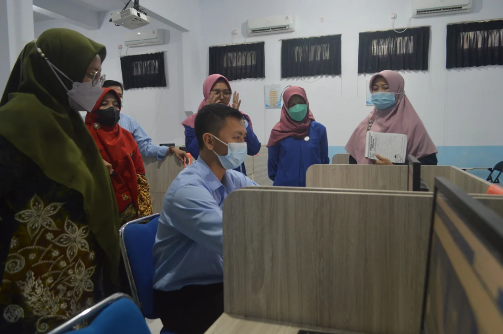 VISIT. Tim asesor saat visitasi dan melakukan penilaian beberapa aspek di Kampus ITEKES Mahardika, untuk keperluan akreditasi Prodi RMIK beberapa waktu lalu. FOTO: ASEP SAEPUL MIELAH/RAKER.ID