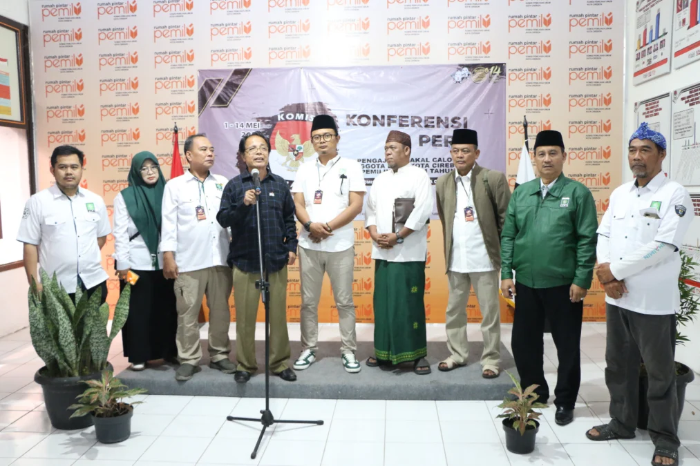 DAFTAR BACALEG. Petinggi DPC PKB Kota Cirebon mendaftarkan para bacalegnya pada tanggal 1 Mei, hari pertama dibukanya pendaftaran bakal calon, Senin 1 Mei 2023. FOTO: ASEP SAEPUL MIELAH/RAKCER.ID