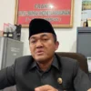 TUNGGU INSTRUKSI. Bendahara DPC PDIP Kabupaten Cirebon, Rudiana SE mengatakan, pihaknya masih menunggu instruksi dari DPP terkait pendaftaran bacaleg ke KPU. FOTO: ZEZEN ZAENUDIN ALI/RAKCER.ID