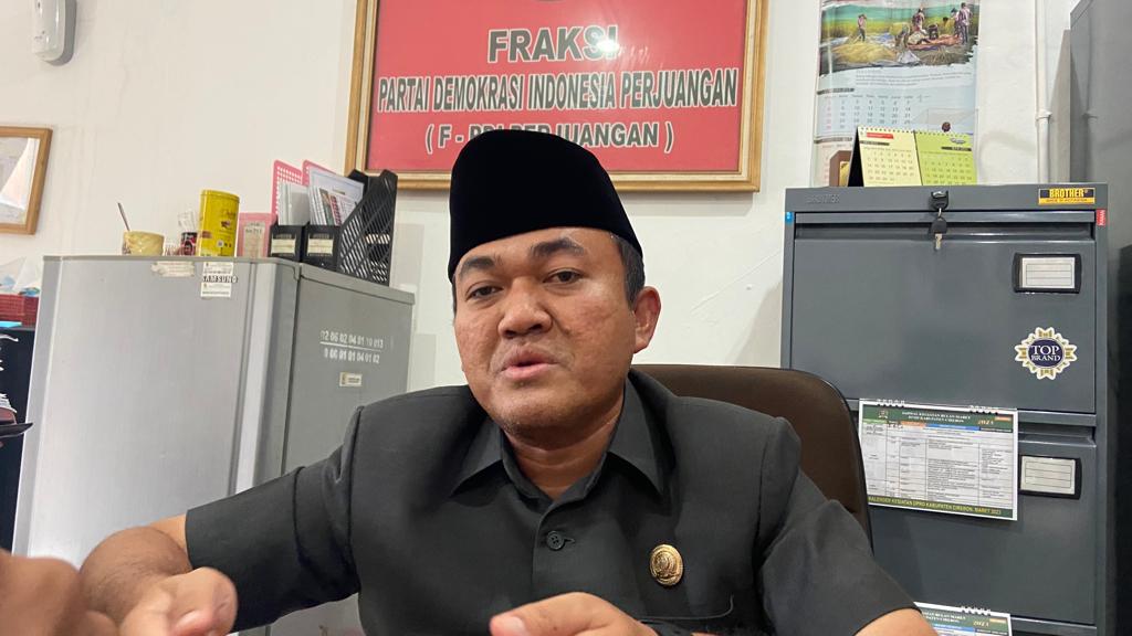 TUNGGU INSTRUKSI. Bendahara DPC PDIP Kabupaten Cirebon, Rudiana SE mengatakan, pihaknya masih menunggu instruksi dari DPP terkait pendaftaran bacaleg ke KPU. FOTO: ZEZEN ZAENUDIN ALI/RAKCER.ID