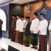 KUKUHKAN. Menteri Agama (Menag) Yaqut Cholil Qoumas mengukuhkan pengurus Badan Kesejahteraan Masjid (BKM) periode 2022 – 2026 di Masjid Istiqlal, Jakarta. Menag berpesan agar masjid dijaga dari politisasi, Rabu (3/5/2023). FOTO : IST/RAKYAT CIREBON