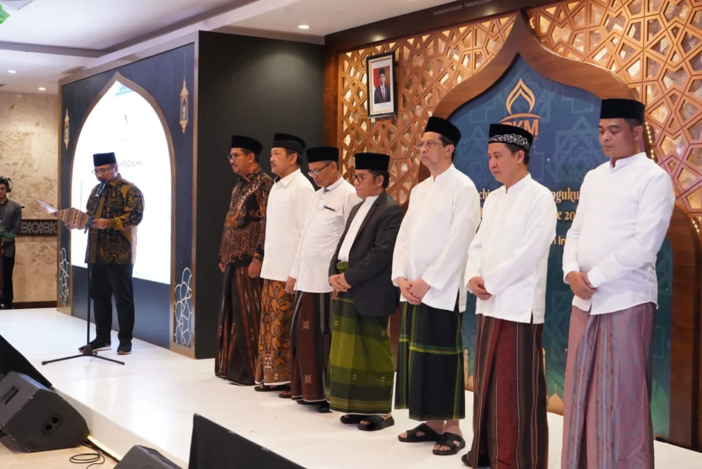 KUKUHKAN. Menteri Agama (Menag) Yaqut Cholil Qoumas mengukuhkan pengurus Badan Kesejahteraan Masjid (BKM) periode 2022 – 2026 di Masjid Istiqlal, Jakarta. Menag berpesan agar masjid dijaga dari politisasi, Rabu (3/5/2023). FOTO : IST/RAKYAT CIREBON