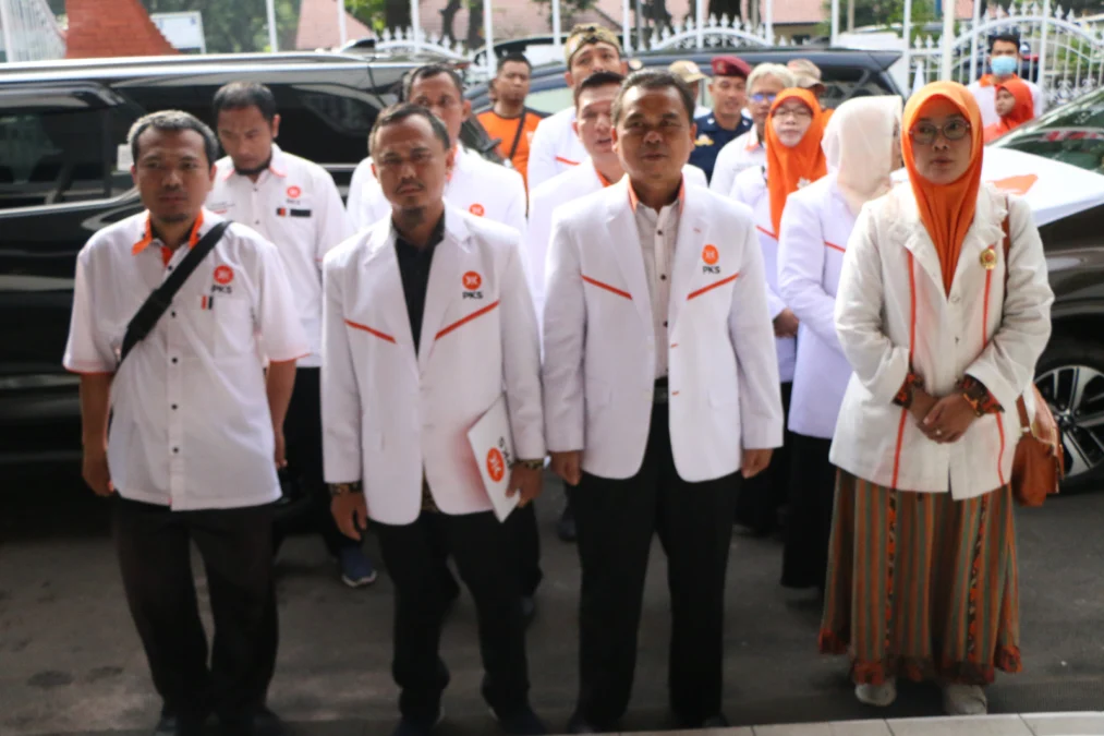 DAFTAR BACALEG. Tepat pukul 08.08 WIB, Senin tanggal 08 Mei 2023 kemarin, PKS tiba di Kantor KPU Kota Cirebon untuk mendaftarkan para bacalegnya. FOTO: ASEP SAEPUL MIELAH/RAKCER.ID