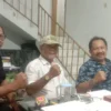 ZOOM MEETING. Ketua DPC Partai Gerindra Kota Cirebon, H Eman Sulaeman bersama jajarannya saat zoom meeting bersama Dewan Kehormatan Partai, dan langsung mengikutsertakan Affiati. FOTO: ASEP SAEPUL MIELAH/RAKCER.ID