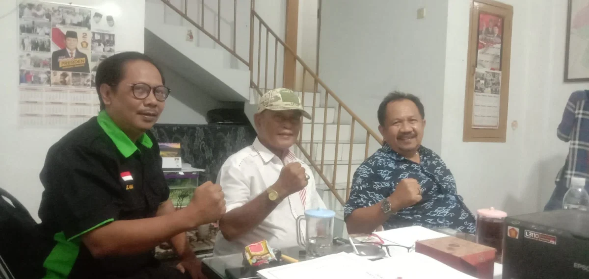 ZOOM MEETING. Ketua DPC Partai Gerindra Kota Cirebon, H Eman Sulaeman bersama jajarannya saat zoom meeting bersama Dewan Kehormatan Partai, dan langsung mengikutsertakan Affiati. FOTO: ASEP SAEPUL MIELAH/RAKCER.ID