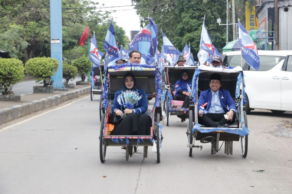 SIMBOL MERAKYAT. Ketua DPC Demokrat Kota Cirebon, Dian Novitasari SKom menggunakan 14 becak mengantarkan 35 bacalegnya ke KPU. FOTO: ASEP SAEPUL MIELAH/RAKCER.ID