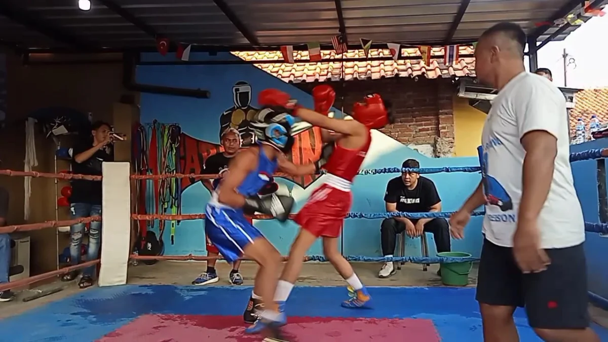 PERSAHABATAN.  Pertandingan tinju persahabatan antar petinju dari Sasana Bara Boxing dengan Sasana Bina Satri Muda di sasana tinju Bara Boxing Kota Cirebon, Sabtu sore (13/5/2023). FOTO : SUWANDI/RAKYAT CIREBON