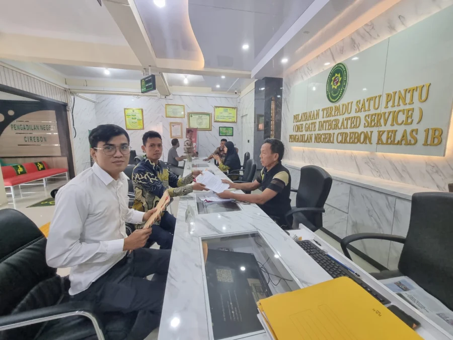 PRAPERADILAN. Tim Penasehat Hukum Notaris HS mengajukan gugatan praperadilan kepada PN Cirebon, Jumat (19/5/2023). FOTO: ASEP SAEPUL MIELAH/RAKCER.ID