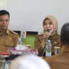 KEMISKINAN. Wakil Bupati Cirebon, Wahyu Tjiptaningsih menyampaikan, jika kemiskinan harus bisa ditekan lewat pendidikan. FOTO: ZEZEN ZAENUDIN ALI/RAKCER.ID