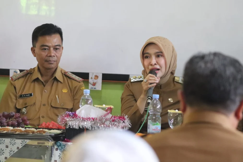 KEMISKINAN. Wakil Bupati Cirebon, Wahyu Tjiptaningsih menyampaikan, jika kemiskinan harus bisa ditekan lewat pendidikan. FOTO: ZEZEN ZAENUDIN ALI/RAKCER.ID