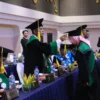 WISUDA. Rektor IAIN Cirebon, Prof Dr H Aan Jaelani MAg memimpin langsung prosesi wisuda pada Rapat Senat Terbuka Wisuda Sarjana, Magister dan Doktor XXVI. FOTO: SUWANDI/RAKCER.ID