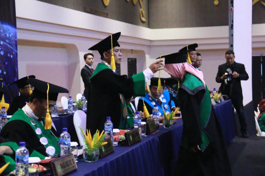 WISUDA. Rektor IAIN Cirebon, Prof Dr H Aan Jaelani MAg memimpin langsung prosesi wisuda pada Rapat Senat Terbuka Wisuda Sarjana, Magister dan Doktor XXVI. FOTO: SUWANDI/RAKCER.ID