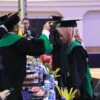 PERSIAPAN. Pihak kampus IAIN Cirebon membuat jadwal pengambilan toga dan undangan calon wisudawan di fakultas masing-masing dan pascasarjana. FOTO: SUWANDI/RAKCER.ID