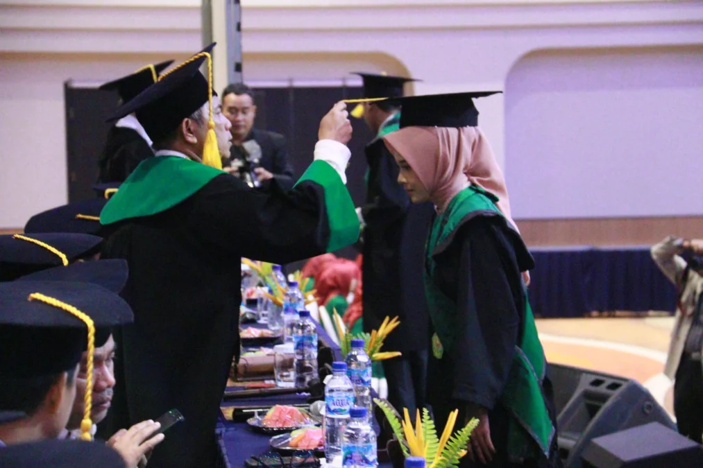 PERSIAPAN. Pihak kampus IAIN Cirebon membuat jadwal pengambilan toga dan undangan calon wisudawan di fakultas masing-masing dan pascasarjana. FOTO: SUWANDI/RAKCER.ID