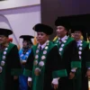 WISUDA HARI KEDUA. Wisuda XXVI hari kedua IAIN Cirebon hari kedua, Kamis (25/5/2023) digelar khusus bagi mahasiswa Fakultas Ilmu Tarbiyah dan Keguruan (FITK) dan Fakultas Ushuluddin dan Adab (FUA). FOTO : SUWANDI/RAKCER.ID