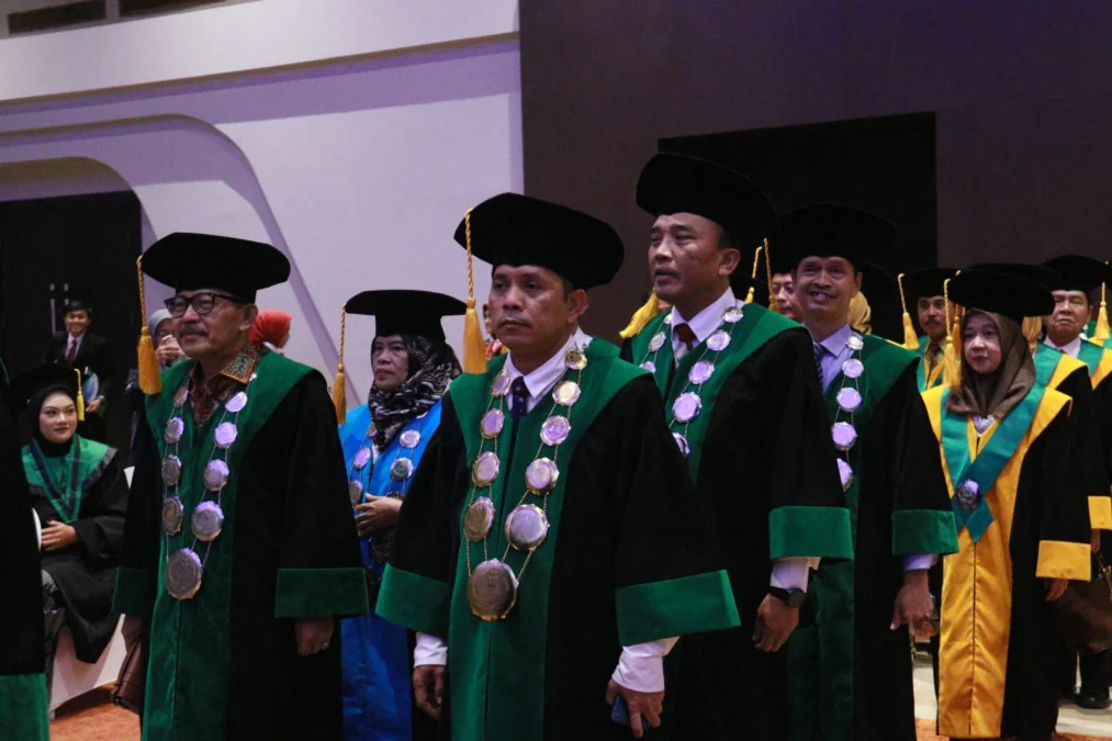 WISUDA HARI KEDUA. Wisuda XXVI hari kedua IAIN Cirebon hari kedua, Kamis (25/5/2023) digelar khusus bagi mahasiswa Fakultas Ilmu Tarbiyah dan Keguruan (FITK) dan Fakultas Ushuluddin dan Adab (FUA). FOTO : SUWANDI/RAKCER.ID