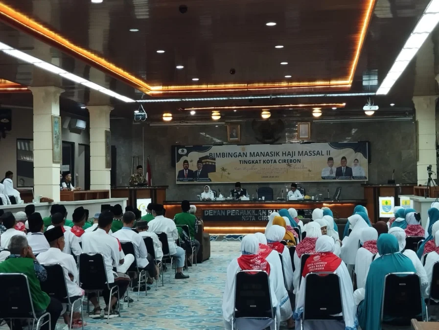 JAMAAH HAJI. Para calon jamaah haji Kota Cirebon mengikuti bimbingan manasik haji masal kedua di gedung DPRD. FOTO: ASEP SAEPUL MIELAH/RAKCER.ID