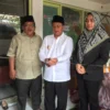 RUMAH SEHAT. Wakil Ketua DPW PPP Jabar, H Uu Ruzhanul Ulum bersama penggagas rumah sehat PPP Juli Nurvia meresmikan rumah sehat PPP keenam di Kecamatan Kejaksan. FOTO: ASEP SAEPUL MIELAH/RAKCER.ID