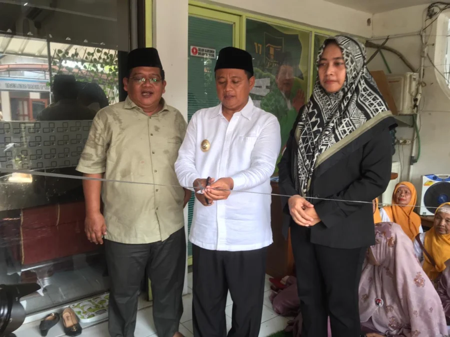 RUMAH SEHAT. Wakil Ketua DPW PPP Jabar, H Uu Ruzhanul Ulum bersama penggagas rumah sehat PPP Juli Nurvia meresmikan rumah sehat PPP keenam di Kecamatan Kejaksan. FOTO: ASEP SAEPUL MIELAH/RAKCER.ID