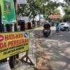 KAPAN DIPERBAIKI? Kondisi Jalan Perjuangan-Majasem yang rusak, sudah dipasangi papan pemberitahuan ada pekerjaan, tapi jalan rusak tersebut belum juga diperbaiki. FOTO: ASEP SAEPUL MIELAH/RAKCER.ID