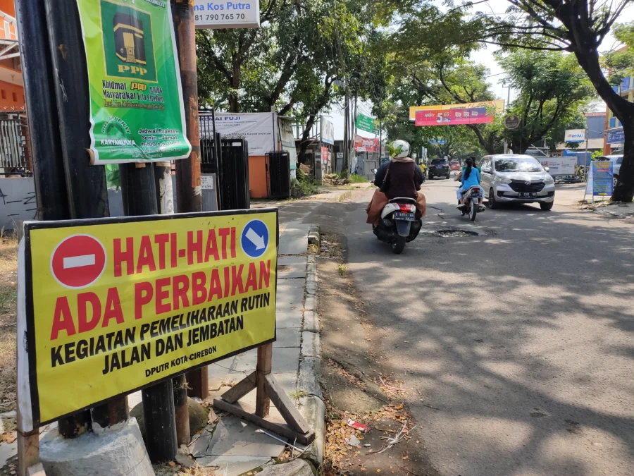 KAPAN DIPERBAIKI? Kondisi Jalan Perjuangan-Majasem yang rusak, sudah dipasangi papan pemberitahuan ada pekerjaan, tapi jalan rusak tersebut belum juga diperbaiki. FOTO: ASEP SAEPUL MIELAH/RAKCER.ID