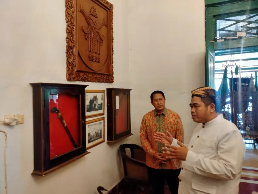 DIGITALISASI. Tim Task Force Keraton Kacirebonan mengumumkan peluncuran Proyek Smart Kasultanan Kacirebonan, Sabtu (6/5/2023). Proyek ini merupakan inisiatif untuk memposisikan Cirebon sebagai tujuan wisata unggulan berbasis digital. FOTO : SUWANDI/RAKYAT CIREBON