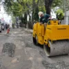 JALAN RUSAK. Satu tim petugas DPUTR Kota Cirebon menambal jalan rusak dan berlubang di ruas Jalan Cipto MK, depan Hotel Cordela, Selasa (9/5/2023). FOTO: ASEP SAEPUL MIELAH/RAKCER.ID