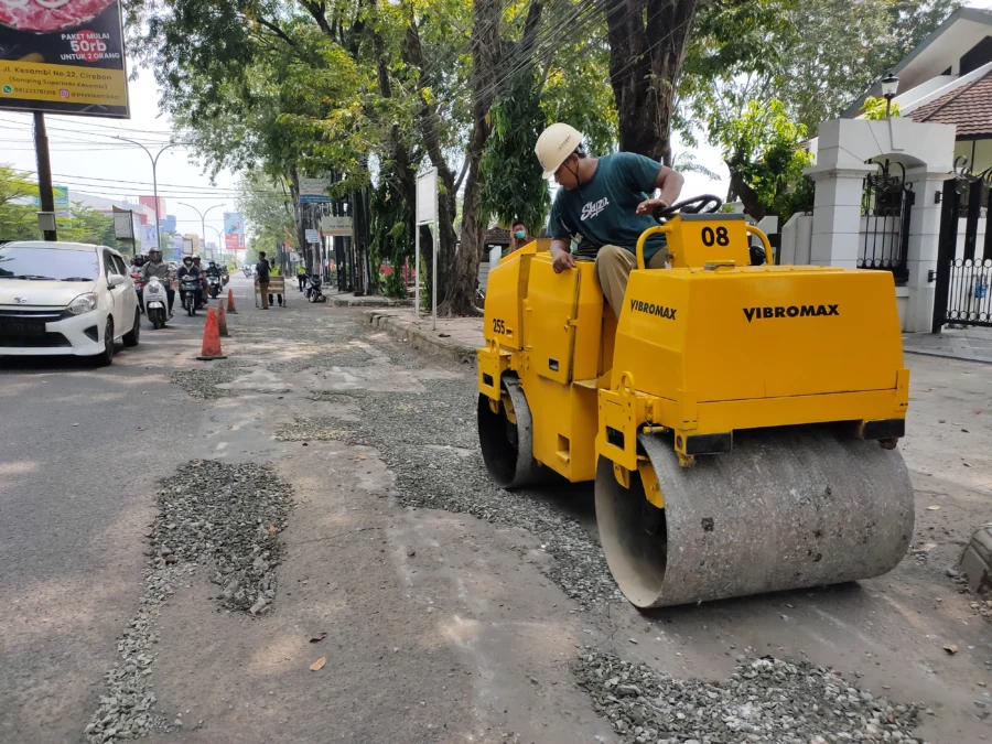 JALAN RUSAK. Satu tim petugas DPUTR Kota Cirebon menambal jalan rusak dan berlubang di ruas Jalan Cipto MK, depan Hotel Cordela, Selasa (9/5/2023). FOTO: ASEP SAEPUL MIELAH/RAKCER.ID