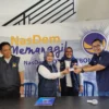 GABUNG NASDEM. Affiati SPd memperlihatkan KTA Partai NasDem usai resmi bergabung dan mendaftar sebagai bacaleg, Selasa (9/5). FOTO: ASEP SAEPUL MIELAH/RAKCER.ID