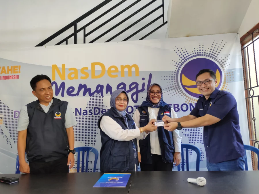 GABUNG NASDEM. Affiati SPd memperlihatkan KTA Partai NasDem usai resmi bergabung dan mendaftar sebagai bacaleg, Selasa (9/5). FOTO: ASEP SAEPUL MIELAH/RAKCER.ID