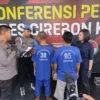 INTEROGASI. Kapolres Cirebon Kota, AKBP Ariek Indra Sentanu menginterogasi salah satu tersangka kawanan residivis pembobol minimarket pada konferensi pers, Rabu (10/5/2023). FOTO: ASEP SAEPUL MIELAH/RAKCER.ID