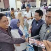 MASIH BERTUGAS. Anggota DPRD Fraksi Gerindra, Affiati SPd yang saat ini sudah resmi menjadi kader Partai NasDem masih menjalani tugasnya sebagai anggota DPRD. Dia masih berstatus anggota sebelum diberhentikan melalui penetapan gubernur. FOTO: ASEP SAEPUL MIELAH/RAKCER.ID