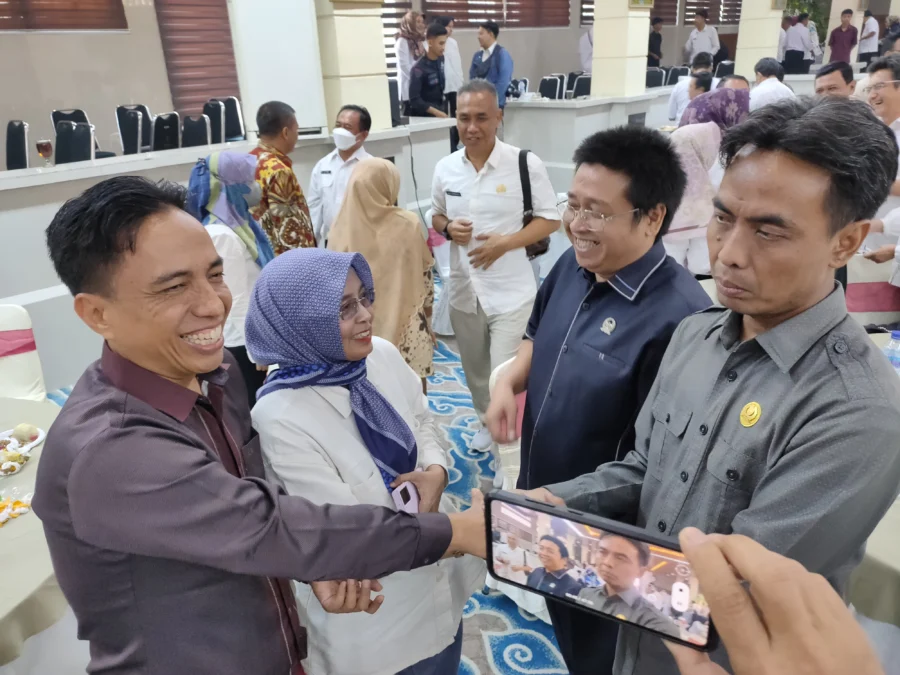 MASIH BERTUGAS. Anggota DPRD Fraksi Gerindra, Affiati SPd yang saat ini sudah resmi menjadi kader Partai NasDem masih menjalani tugasnya sebagai anggota DPRD. Dia masih berstatus anggota sebelum diberhentikan melalui penetapan gubernur. FOTO: ASEP SAEPUL MIELAH/RAKCER.ID