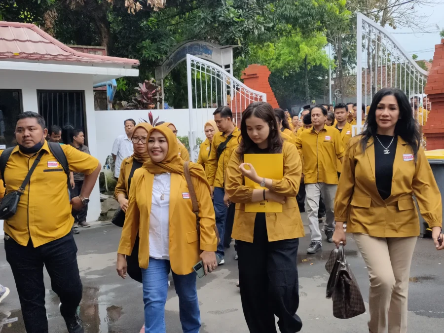 PIMPIN ROMBONGAN. Ketua DPC Partai Hanura Kota Cirebon, Een Rusmiyati memimpin rombongan mendaftarkan para bacalegnya ke KPU, Kamis (11/5). FOTO: ASEP SAEPUL MIELAH/RAKCER.ID