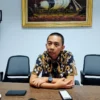 HARGA GABAH. Pimpinan Bulog Cirebon, Imam Firdaus Jamal menjelaskan, Bulog Cirebon tetap fokus pada penyerapan harga gabah petani. Namun di momen panen raya ini, harga gabah terbilang tinggi. FOTO : SUWANDI/RAKYAT CIREBON