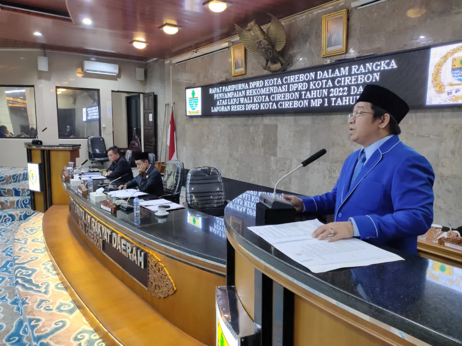 REKOMENDASI. Wakil Ketua DPRD Kota Cirebon, M Handarujati Kalamullah SSos menyampaikan keputusan DPRD berisi 73 poin rekomendasi untuk LKPJ 2022. FOTO: ASEP SAEPUL MIELAH/RAKCER.ID