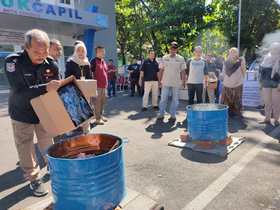 PEMUSNAHAN E-KTP. Kepala Disdukcapil Kota Cirebon, Atang HD memimpin pemusnahan puluhan ribu E-KTP invalid, Jumat (12/5/2023). FOTO: ASEP SAEPUL MIELAH/RAKCER.ID