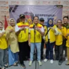 KONFERENSI PERS. Ketua DPD Partai Golkar Kota Cirebon, Andrie Sulistio menyampaikan konferensi pers usai mengajukan bacalegnya ke KPU. FOTO: ASEP SAEPUL MIELAH/RAKCER.ID