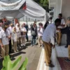 OPTIMIS. Dipimpin Ketua DPC Partai Gerindra Kota Cirebon, H Eman Sulaeman, kader Gerindra tiba di KPU untuk daftar bacaleg-nya, Minggu (14/5/2023). FOTO: ASEP SAEPUL MIELAH/RAKCER.ID