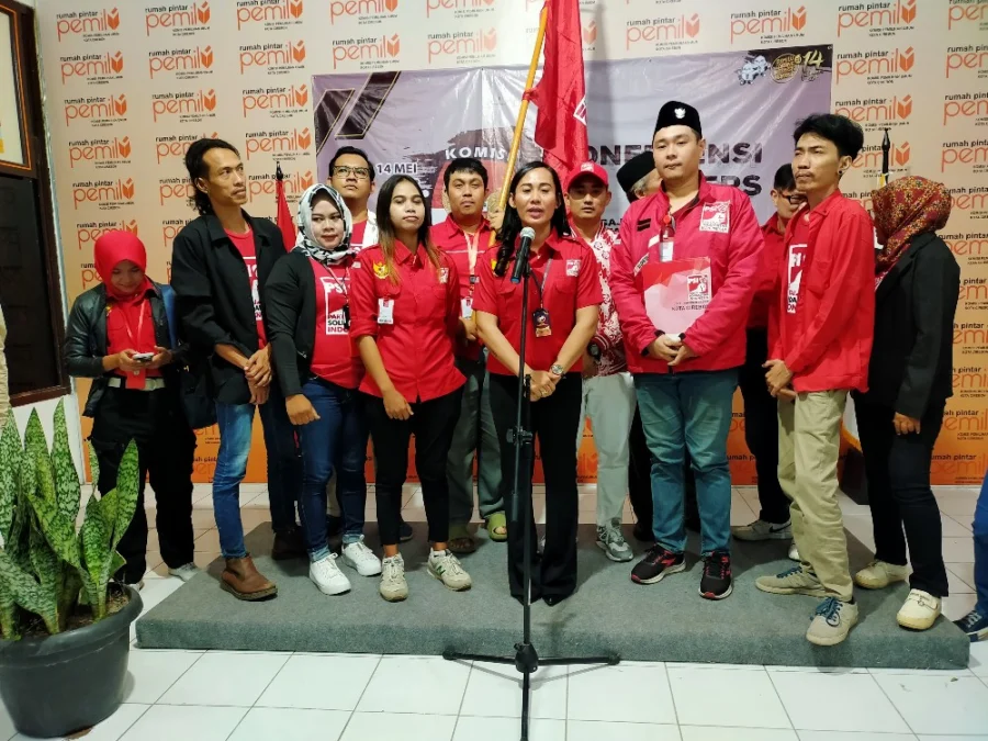 DAFTARKAN. Dewan Pengurus Daerah (DPD) Partai Solidaritas Indonesia (PSI) Kota Cirebon mendaftarkan 35 bakal calon anggota legislatif (bacaleg) ke KPU Kota Cirebon di hari terakhir, Minggu (14/5/2023) malam. FOTO : SUWANDI/RAKYAT CIREBON