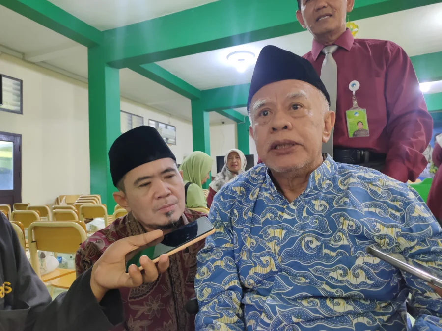 GURU BANGSA. Salah satu putra guru bangsa H Abdul Malik Karim Amrullah (Hamka), Buya Afif Hamka menceritakan kisah perselisihan Buya Hamka dengan Soekarno dan M Yamin. FOTO: ASEP SAEPUL MIELAH/RAKCER.ID