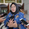 PPDB. Kepala Dinas Pendidikan Kota Cirebon, Kadini saat diwawancarai mengenai rencana PPDB untuk tingkat SD dan SMP tahun ajaran 2023-2024. FOTO: ASEP SAEPUL MIELAH/RAKCER.ID