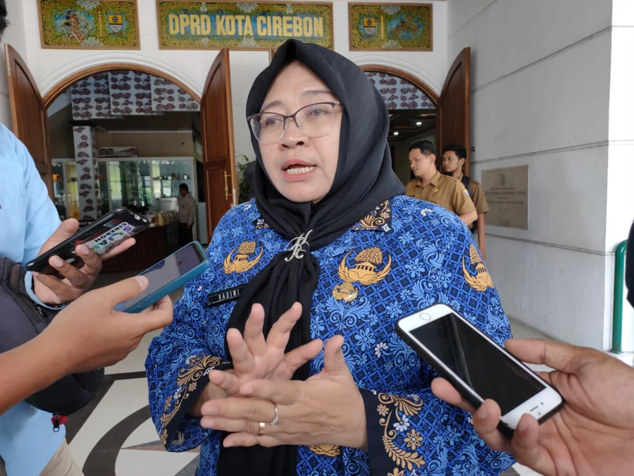 PPDB. Kepala Dinas Pendidikan Kota Cirebon, Kadini saat diwawancarai mengenai rencana PPDB untuk tingkat SD dan SMP tahun ajaran 2023-2024. FOTO: ASEP SAEPUL MIELAH/RAKCER.ID