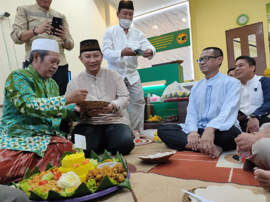 KANTOR BARU. Direktur TMB Tour and Travel, H Teguh Sasmito (kedua kiri) saat membuka kantor utama di Perumahan Griya Caraka. FOTO: ASEP SAEPUL MIELAH/RAKCER.ID