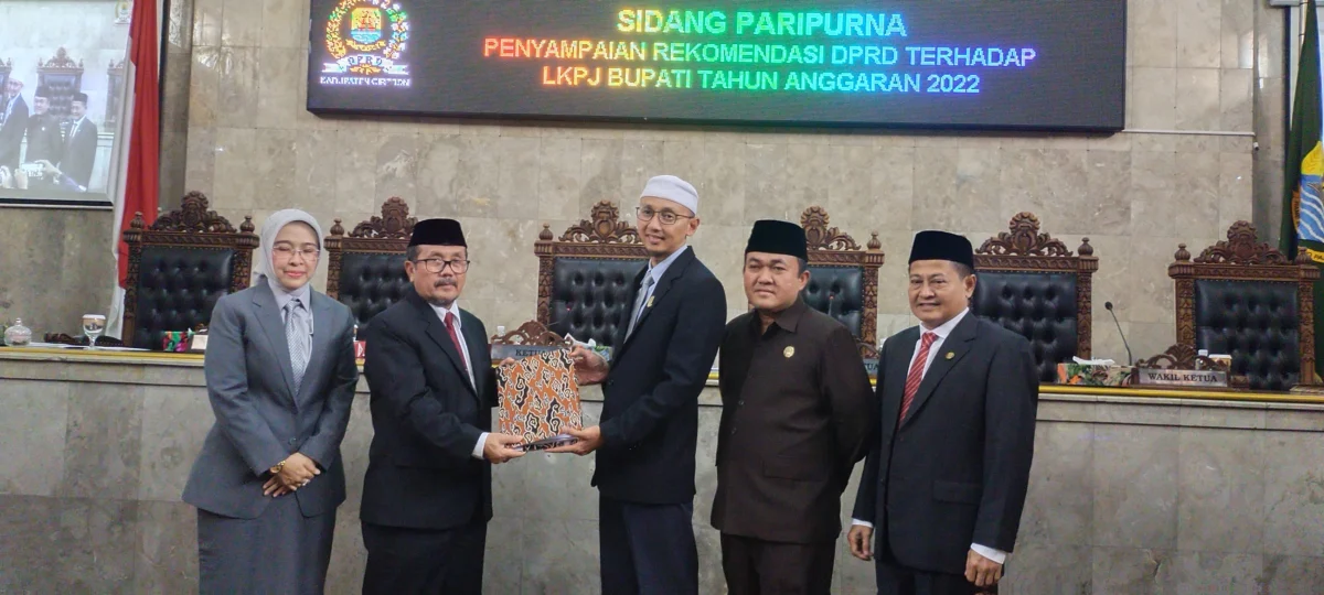 SIMBOLIS : DPRD memberikan Rekomendasi LKPJ Bupati tahun 2022. Diserahkan Ketua DPRD Kab Cirebon, HM Luthfi kepada Bupati Cirebon, Drs H Imron MAg. FOTO: ZEZEN ZAENUDIN ALI/RAKCER.ID