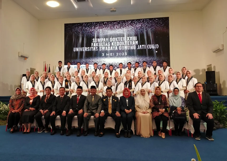 DOKTER BARU. 48 dokter baru lulusan Fakultas Kedokteran UGJ Cirebon ikuti Sumpah Dokter XXIII, Rabu (3/5/2023) di Auditorium Kampus 1 UGJ Cirebon, Jalan Pemuda, Kota Cirebon. FOTO : SUWANDI/RAKCER.ID