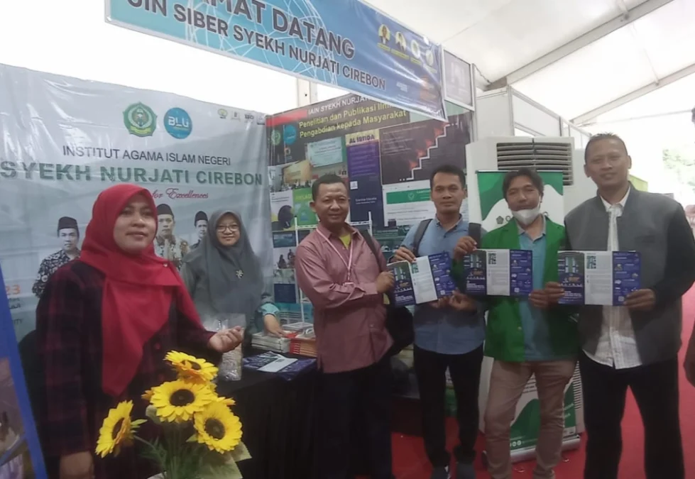 KUNJUNGAN. Stand Expo IAIN Cirebon dikunjungi oleh Kasubdit Penelitian dan Pengabdian kepada Masyarakat Dirjen Dikti Kemenag RI, Muhammad Azis Hakim dan Kasubdit Akademik Dirjen Diktis Kemenag RI, Abdullah Faqih. FOTO : IST/RAKYAT CIREBON