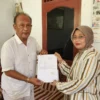 MUNDUR. Mantan Ketua DPRD Kota Cirebon, Affiati menyerahkan surat pengunduran diri yang disampaikan langsung kepada Ketua DPC Partai Gerindra Kota Cirebon, H Eman Sulaeman. FOTO: IST FOR RAKCER.ID