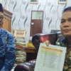 BERISIKO. Ketua KPU Kabupaten Cirebon, Sopidi didampingi Ketua Divisi Teknis Penyelenggaraan Pemilu, Apendi menjelaskan risiko mendaftarkan bacaleg di menit akhir. FOTO : ZEZEN ZAENUDIN ALI/RAKCER.ID